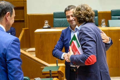 El lehendakari, Imanol Pradales, saluda al secretario general del PSE-EE Eneko Andueza al inicio del pleno en el Parlamento Vasco de este jueves.