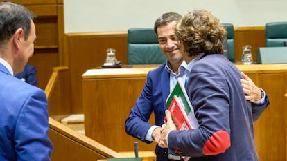 El lehendakari, Imanol Pradales, saluda al secretario general del PSE-EE Eneko Andueza al inicio del pleno en el Parlamento Vasco de este jueves.