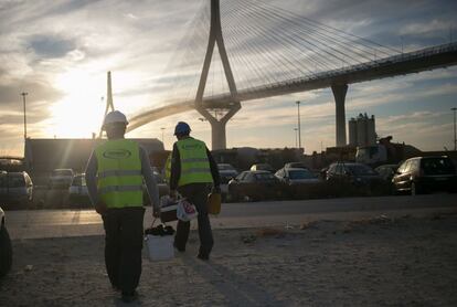 Operarios entran a trabajar al turno de noche para dar los últimos retoques al puente que se inaugura este jueves.