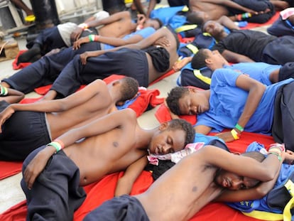 Migrantes hacinados en la cubierta del 'Aquarius', el pasado domingo