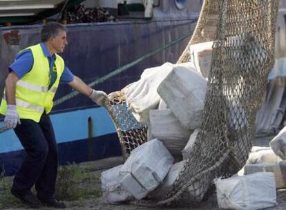 Descarga en el puerto de Vigo de droga incautada por la policía el pasado año.