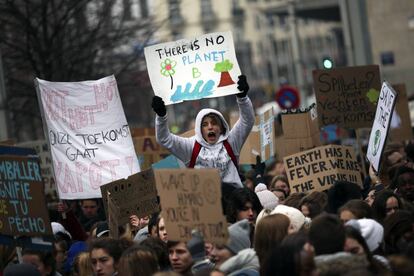 Escolares portan pancartas en la manifestación de hoy en Bruselas.