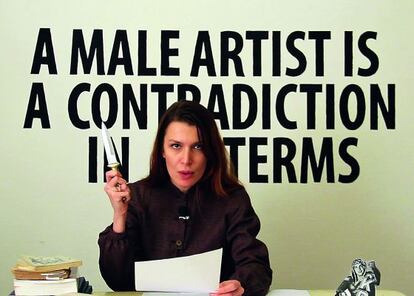 Vídeoinstalación protagonizada por la artista Chiara Fumai en 2013 en la que leía fragmentos de escritos de Valerie Solanas, la escritora que trató de asesinar a Andy Warhol. “Un artista masculino es un término contradictorio”, se lee tras el cuchillo