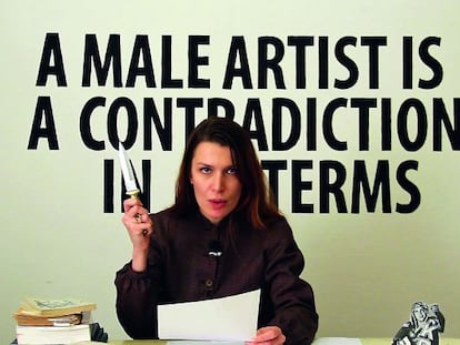 Vídeoinstalación protagonizada por la artista Chiara Fumai en 2013 en la que leía fragmentos de escritos de Valerie Solanas, la escritora que trató de asesinar a Andy Warhol. “Un artista masculino es un término contradictorio”, se lee tras el cuchillo