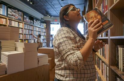 Melanie Stutsel, una ejecutiva radicada en Melbourne (Australia) que trabaja para la compañía MMG, hojea libros en la tienda Kramerbooks en Washington, DC. Stutsel es la Directora General de Seguridad, Medio Ambiente y Desempeño Social de MMG, la empresa china propietaria de Las Bambas. “En mis informes semanales al comité ejecutivo, no puedo recordar la última vez que informé sobre el incumplimiento de un problema ambiental. Sabemos que se necesita hacer más. Tomamos todas las reclamaciones con seriedad, especialmente las que afectan el medio de vida de los locales”. Stutsel explica que los impuestos y regalías han aumentado significativamente el presupuesto del gobierno local desde que Las Bambas comenzó a operar. "El gobierno no tiene la capacidad de lidiar con esta cantidad de dinero. Sin embargo, tenemos cero tolerancia con la corrupción. No hemos encontrado ninguna validez en ninguna acusación de soborno o corrupción contra Las Bambas “.