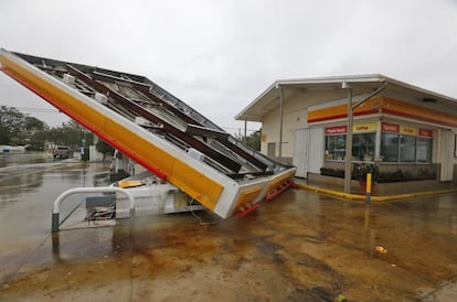 El Aeropuerto Internacional de Miami (MIA), cerrado para los vuelos comerciales desde el viernes pasado, anunció que la decisión de reanudar su actividad se tomará una vez que se evalúen los daños causados por el huracán Irma. En la imagen, la cubierta metálica de una gasolinera destrozada por las fuertes ráfagas de viento, en Miami (Estados Unidos).