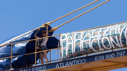 Una de las activistas en la grúa en la que está subida desde el martes de la semana pasada.