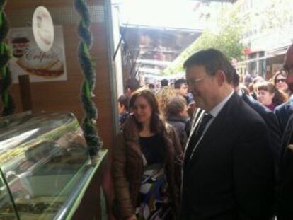 Ximo Puig, en la feria del turrón en Xixona.