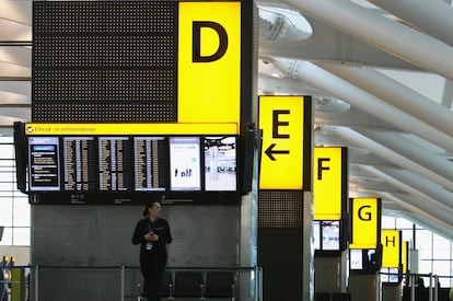 Señalización en la T5 del aeropuerto de Heathrow, en Londres, proyectada por Richard Rogers.
