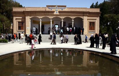 La ciudad histórica de Yazd se sitúa en el medio de la meseta central iraní, a 270 km al sureste de Isfahán y cerca de las rutas de las especias y de la seda. Es un testimonio vivo del uso de recursos limitados para garantizar la vida en el desierto. El agua llegaba a la ciudad por un sistema de qanats, destinados a capta ragua de las napas freáticas. Los edificios de la ciudad son de tierra. La ciudad escapó a las tendencias a la modernización que destruyeron numerosas ciudades tradicionales de tierra. La ciudad perdura con sus barrios tradicionales, el sistema de qanats, las viviendas tradicionales, los bazares, los hamames, las mezquitas, las sinagogas, los templos zoroastrianos y el jardín histórico de Dolat Abad.