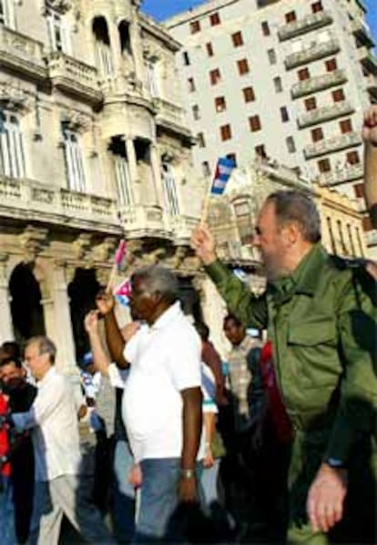 El presidente de Cuba, frente a la embajada de España en La Habana, en la protesta que ha congregado a cientos de miles de personas.