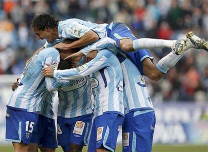 Los jugadores del Málaga celebran el gol de Obinna, que supone la victoria ante el Espanyol