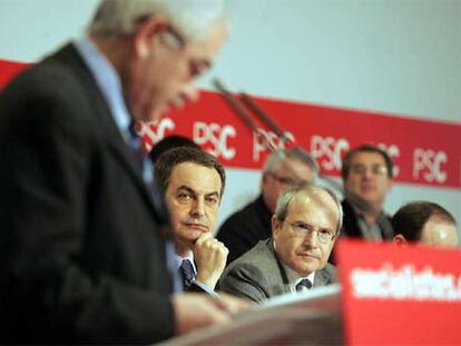 José Luis Rodríguez Zapatero y José Montilla escuchan la intervención de Pasqual Maragall durante la reunión del Consejo Nacional del PSC.