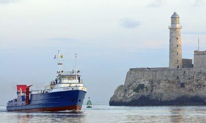El barco 'Ana Cecilia' entra este viernes en la Bahía de La Habana.
