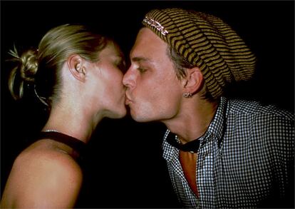 Kate Moss y Jonny Depp besándose, otra de las imágenes icónicas de Rose Hartman.