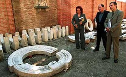 Consuelo Ciscar, Salvador Vila y Juan Carlos Lledó, ayer, junto a las piezas del patio del Embajador Vich depositadas en el Museo de Bellas Artes.