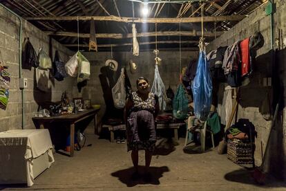Emeteria Cruz había vivido toda su vida sin luz. Solamente las velas y una lámpara de gasolina iluminaban sus noches en el poblado de Zicuilapa, en el Estado de San Luis Potosí. En México más de un millón y medio de personas viven sin electricidad y la energía solar se ha convertido en la única opción.