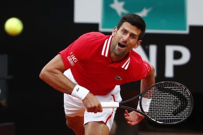 Djokovic efectúa un saque sobre Nadal. El español movía al serbio gracias a la fiabilidad de su primer servicio... 7-5 para el balear. El primer set era de Rafa.