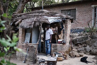 Gaston, un trabajador doméstico, frente a la caseta donde trabaja en el barrio de Nyambadwe, Blantyre. Gaston no ha recibido ningún aumento del salario después de la devaluación.