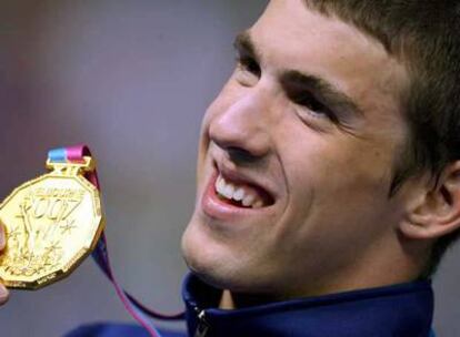 El nadador estadounidense Michael Phelps muestra la medalla de oro ganada en la final de 200m libres del Mundial de Natación que se disputa en Melbourne, Australia, hoy martes 27 de marzo.