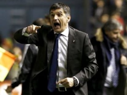 Mendilibar dando isntrucciones a sus jugadores.