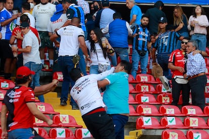 Aficionados de Querétaro y Atlas se enfrentan en el estadio Corregidora, el sábado.