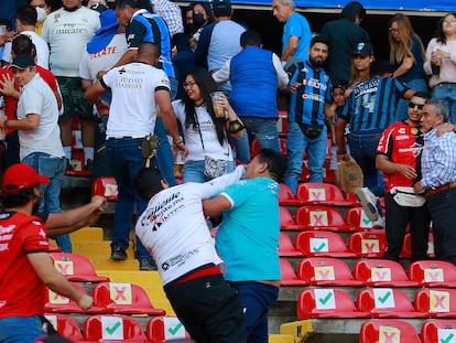 Aficionados de Querétaro y Atlas se enfrentan en el estadio Corregidora, el sábado.