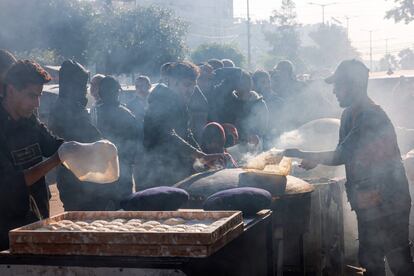 Palestinos preparan el tradicional pan sin levadura en un puesto en las calles de Rafah, en el sur de Gaza, este lunes.