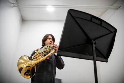 Manuel Lorite ensaya antes de comenzar una de sus clases en el conservatorio.