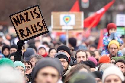 Protesta del día 14 en la puerta de Brandeburgo en Berlín, con una pancarta en primer plano en la que se lee "¡Nazis fuera!".