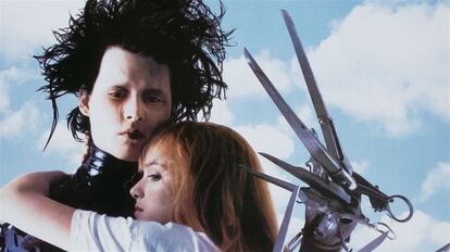 No prólogo de 'Tim Burton por Tim Burton', de Mark Salisbury, Johnny Depp ri das caóticas mechas de cabelo que coroam a cabeça de seu amigo Tim Burton (Califórnia, 58 anos), a quem descreve como “louco hipersensível”. O cinema de Burton moldou nossa sensibilidade durante as últimas três décadas. Com a recente estreia de 'O Orfanado da Srta. Peregrine para Crianças Peculiares', chega o momento de olhar para trás e repassar a carreira do santo padroeiro do cinema para garotos e garotas raras (e dos normais com bom gosto). Aqui estão seus filmes, do pior ao melhor.