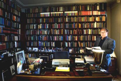 El escritor Javier Marías, en un rincón de su biblioteca.