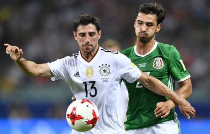  Oswaldo Alanis (derecha) presiona a Lars Stindl.