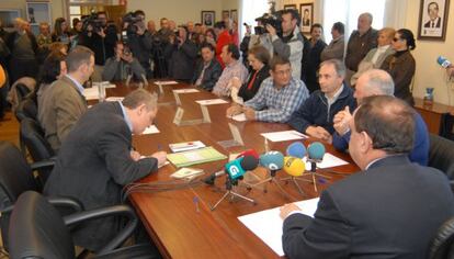 Pleno municipal celebrado en el Ayuntamiento gallego de Cesuras para aprobar la fusi&oacute;n con Oza.