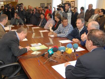 Pleno municipal celebrado en el Ayuntamiento gallego de Cesuras para aprobar la fusi&oacute;n con Oza.