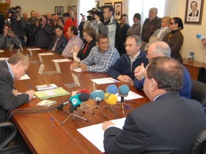 Pleno municipal celebrado en el Ayuntamiento gallego de Cesuras para aprobar la fusi&oacute;n con Oza.