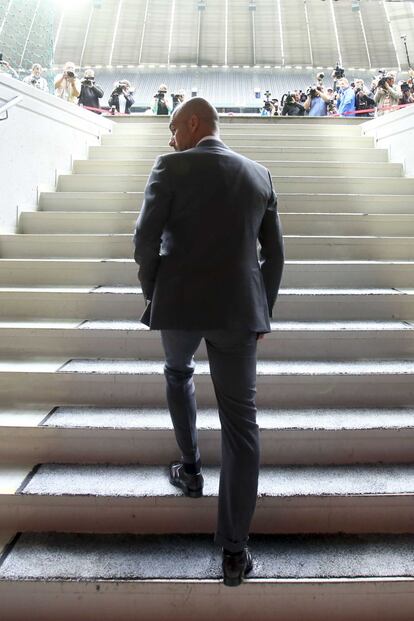 Guardiola sube las escaleras que preceden al césped del Allianz Arena, durante su presentación en junio de 2013.