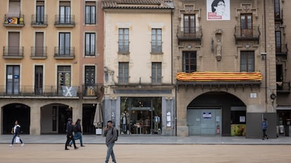 En la Plaça Major de Vic permanecen los retratos de políticos como Carles Puigdemont, el 25 de abril.