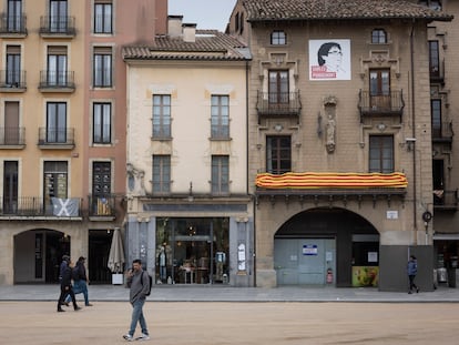 En la Plaça Major de Vic permanecen los retratos de políticos como Carles Puigdemont.
