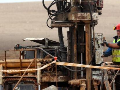 Unos técnicos sondean el terreno donde se instalará el almacén nuclear.