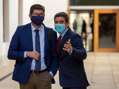 El vicepresidente del Gobierno andaluz, Juan Marín (izquierda), y el entonces portavoz del grupo parlamentario de Ciudadanos, Sergio Romero, en el Parlamento de Andalucía en Sevilla, el pasado octubre.