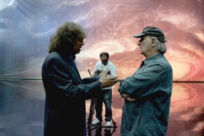 José Mercé y Carlos Saura (a la derecha) charlan en el estudio de rodaje de <i>Flamenco, flamenco.</i>