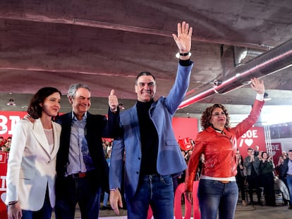 Andrea Fernández, José Luis Rodríguez Zapatero, Pedro Sánchez y María Jesús Montero, en el acto feminista del PSOE.