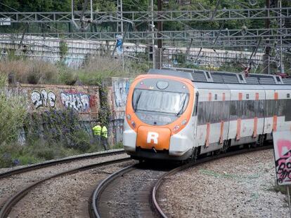 Operarios de Adif trabajando junto a las v&iacute;as, en una imagen del pasado viernes