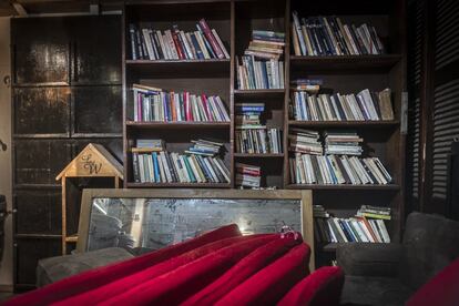 El barco cuenta con cinco plantas. Desde un bar al aire libre en la cubierta, con una piscina y tumbones para descansar, hasta una bodega. En ella hay una biblioteca, tiendas y una sala multifuncional que ahora luce a medio ordenar.