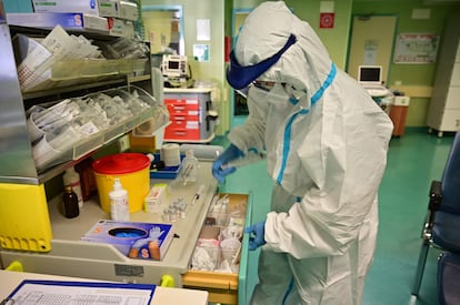 Un trabajador de la UCI de un hospital en Bergamo (Italia), el 12 de marzo.