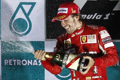 El español celebra la victoria del GP de Corea del Sur. A falta de dos pruebas (Brasil y Abu Dhabi), Alonso suma 231 puntos, por los 220 de Webber y los 210 de Hamilton