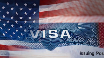 Vista a detalle de una tarjeta de VISA americana.