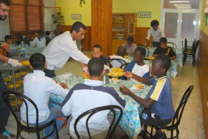 Un grupo de inmigrantes, en un centro de atención de menores de Tenerife.