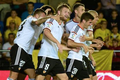 Los jugadores del Valencia celebra el gol de Mustafi